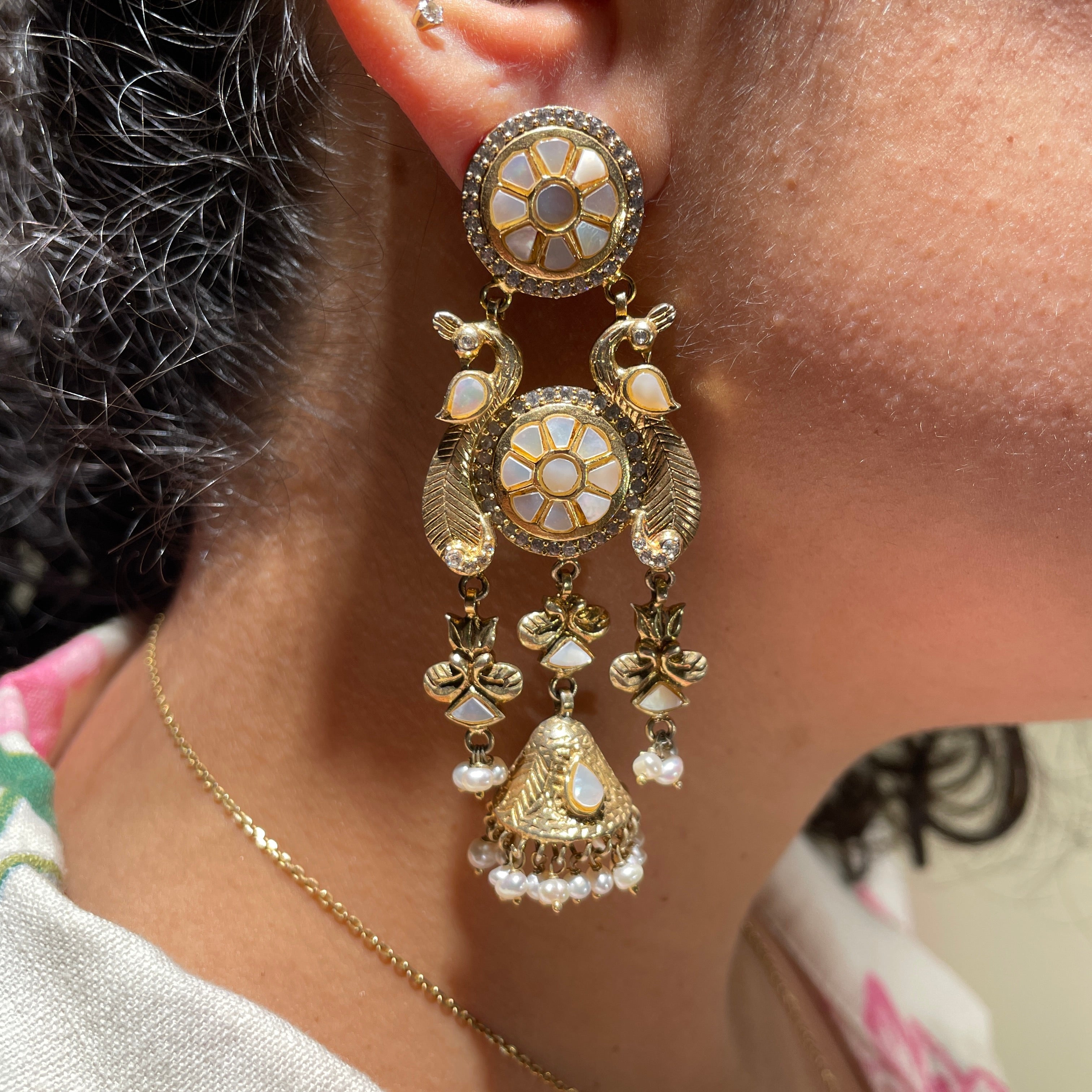 Lustrous Avian Orbs Earring - Mother of Pearl