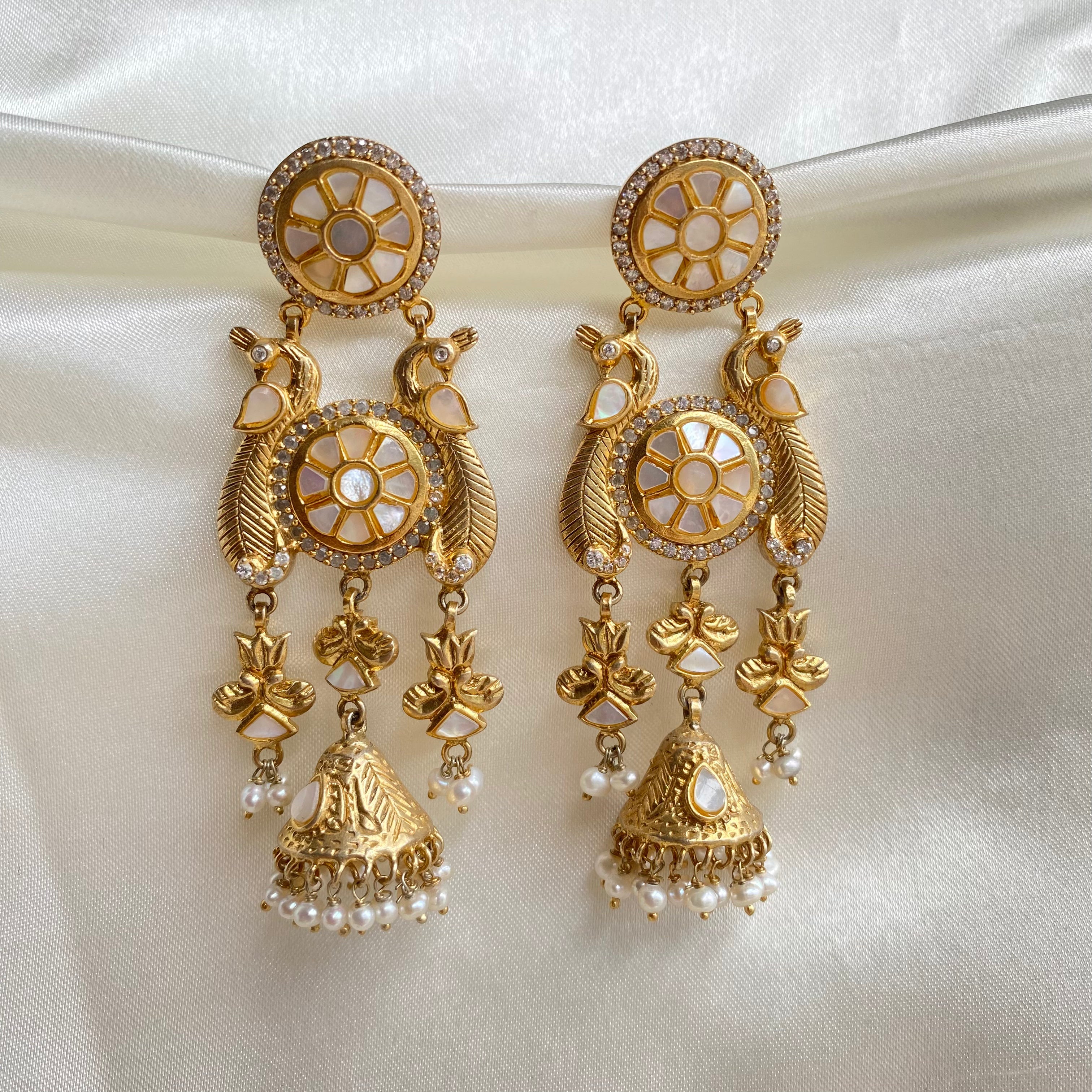 Lustrous Avian Orbs Earring - Mother of Pearl