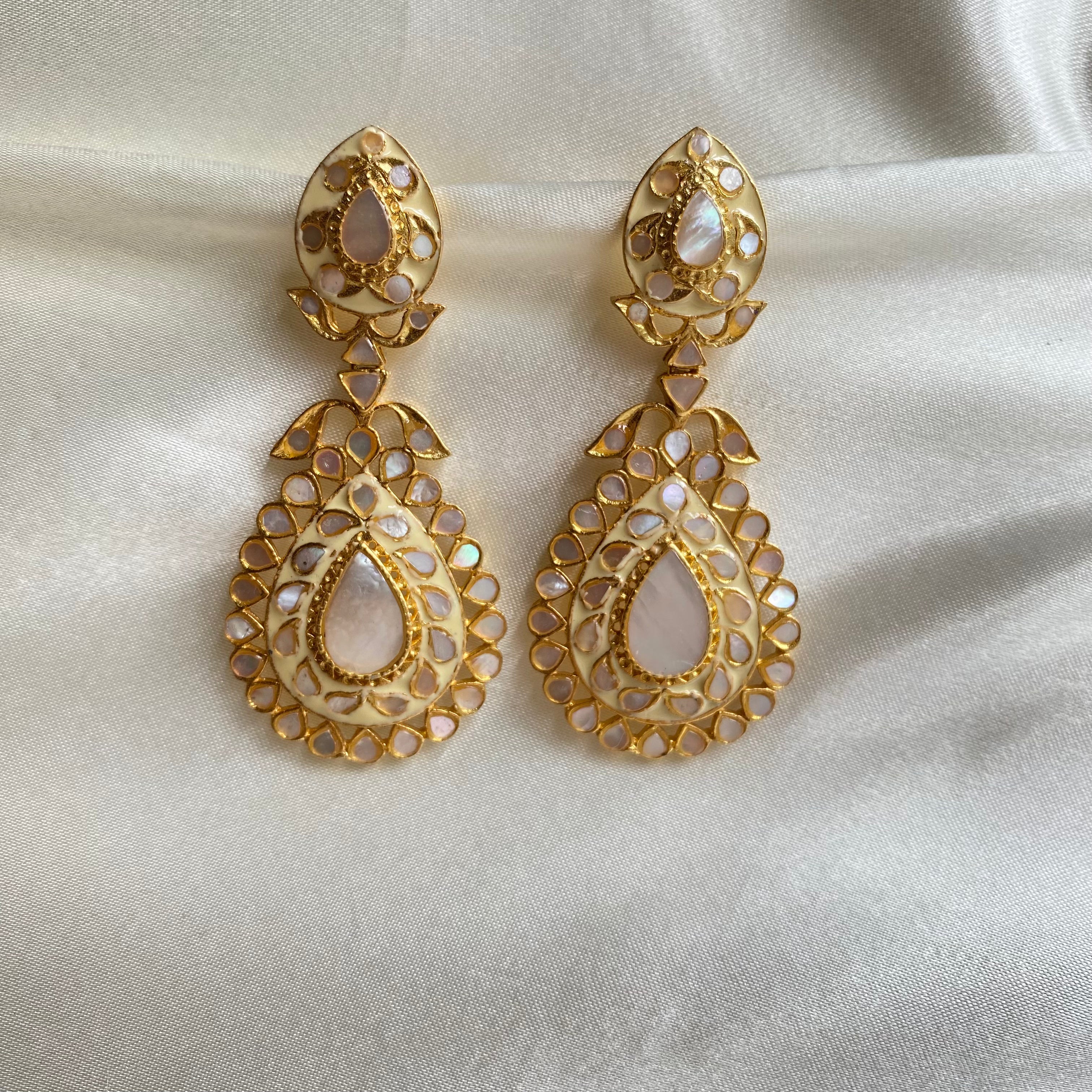 Sunlit Serenity Earrings - Pastel Yellow