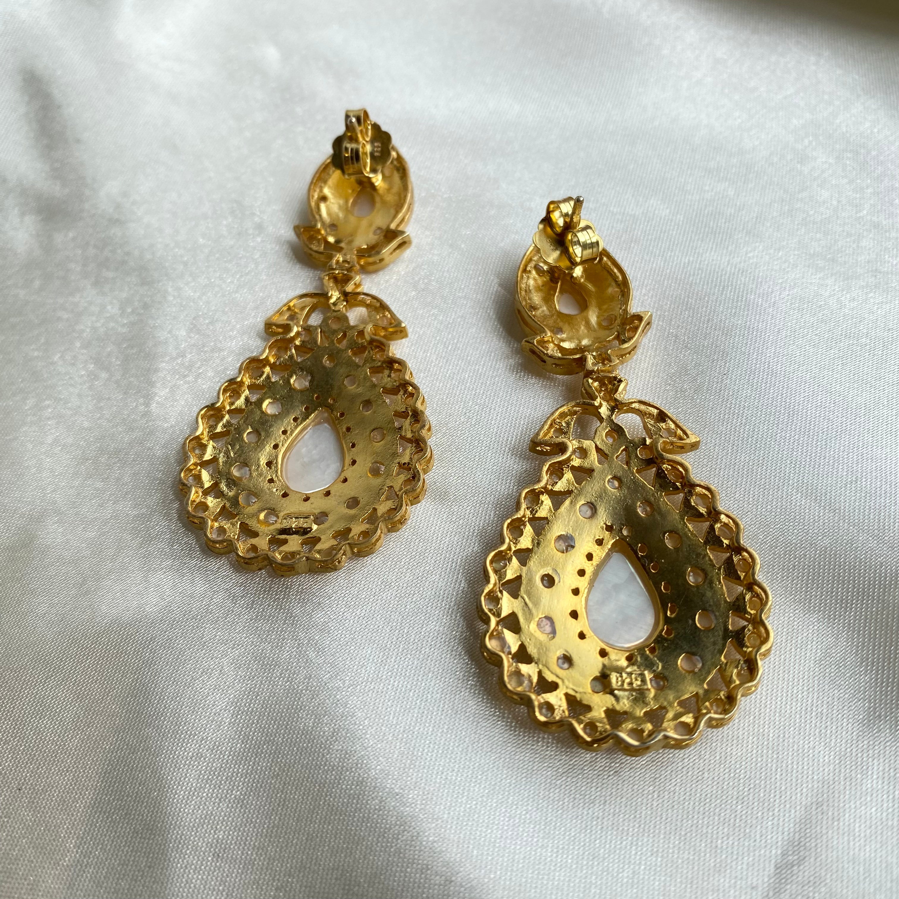 Sunlit Serenity Earrings - Pastel Yellow